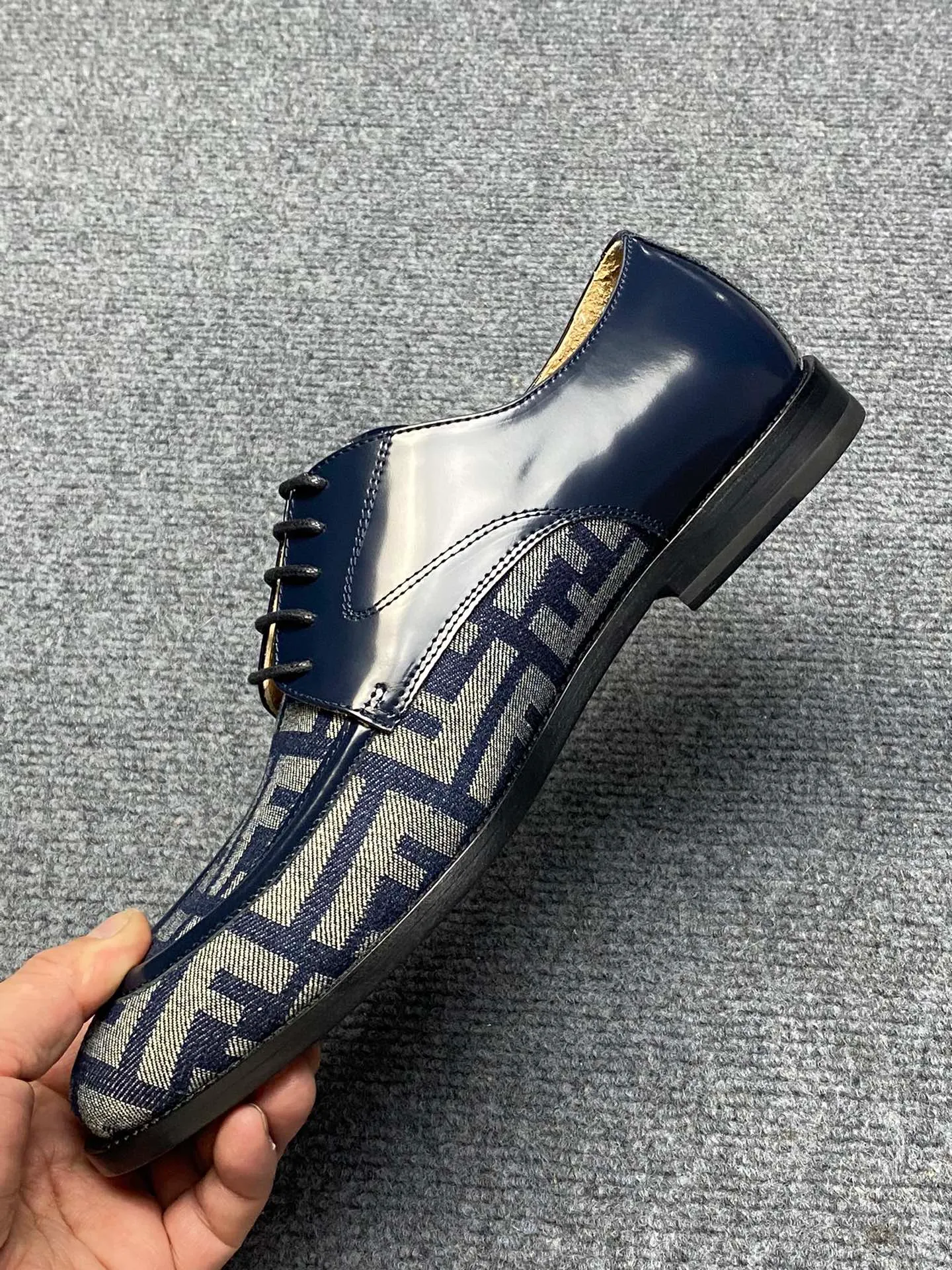 Factory price 960FENDI Fendi men's breathable and comfortable leather shoes. Original development. The leather outsole is made of leather. Counters copy one to one. Imported counter cowhide. Imported water dyes cattle. 38 to 44. (45.46. can be ordered. 47.